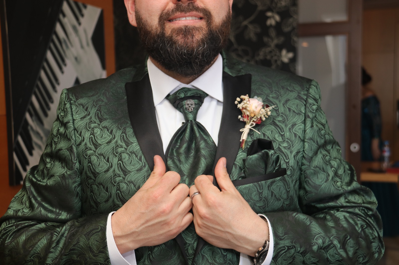 Donde se lleva el prendido de novio, o quien lleva el prendido en una boda