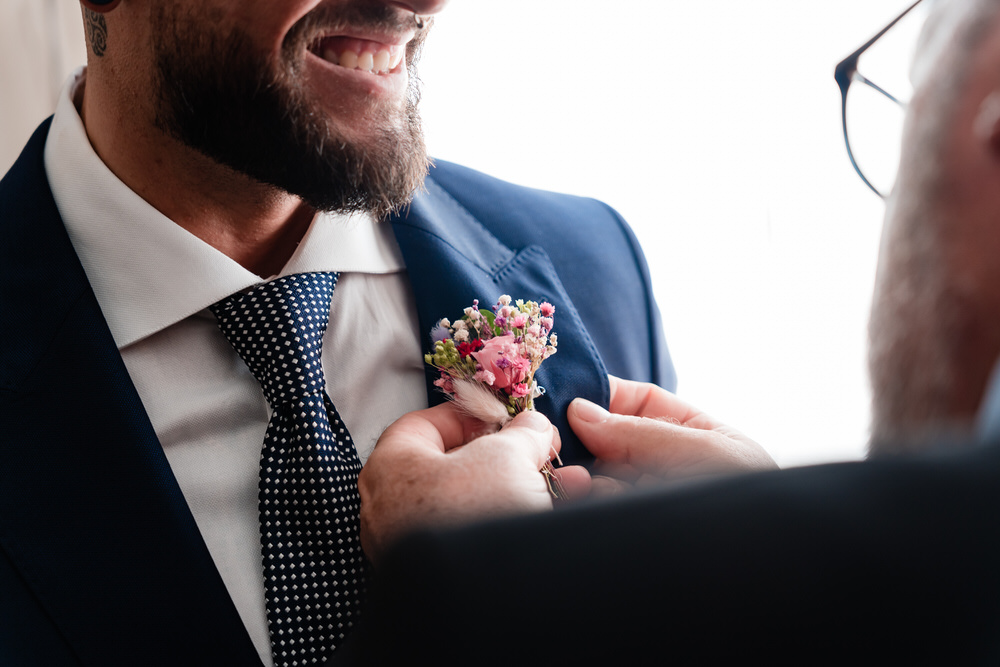 Quien lleva el prendido en una boda