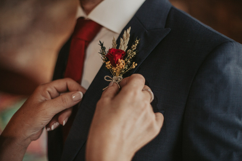 Quien lleva el prendido en una boda