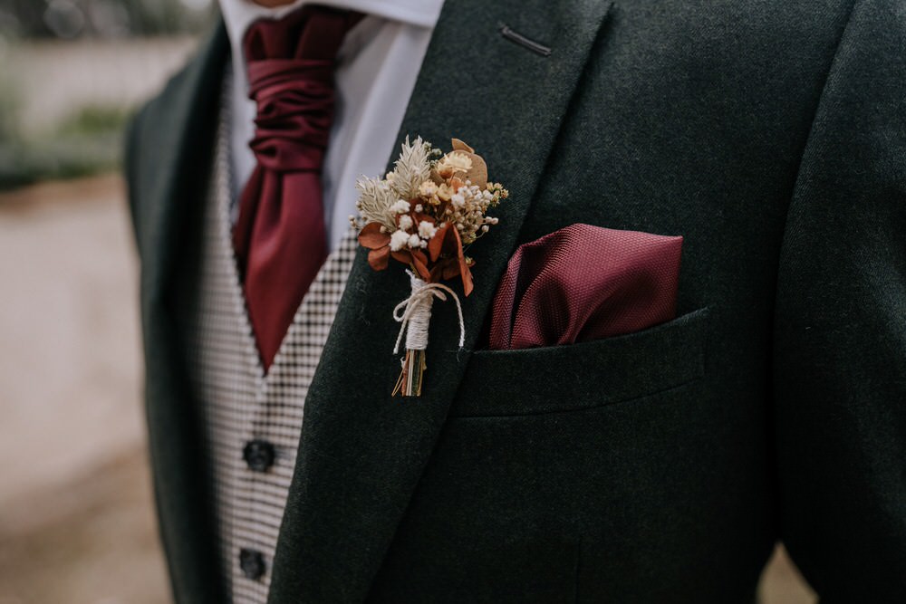 Prendido novio quien lo lleva en una boda